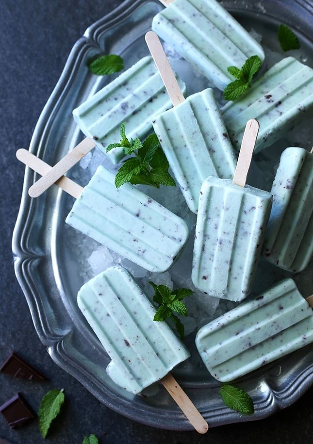 mint chocolate popsicles