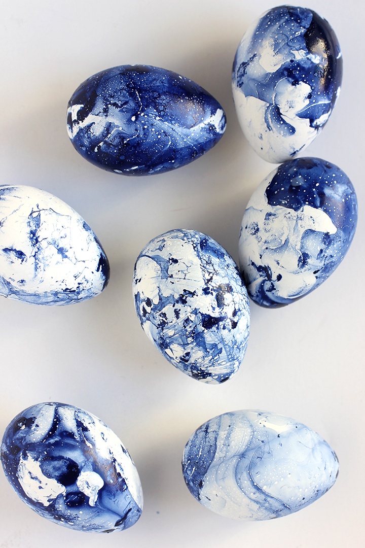 DIY Marbled Indigo Eggs