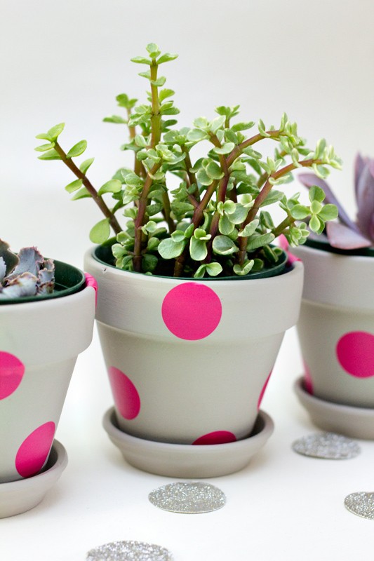  Easy Neon Painted Terracota Pots