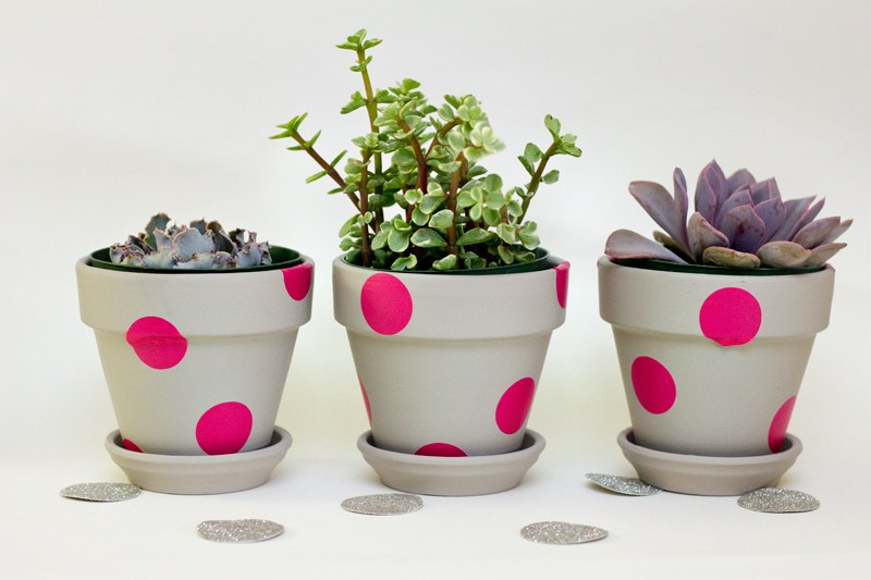  Easy Neon Painted Terracota Pots