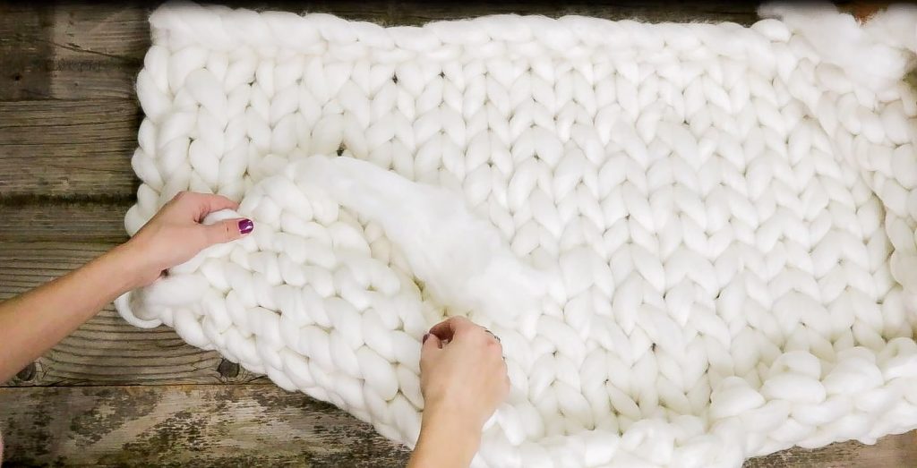 Easy DIY Chunky Knit Blankets to Cozy Up With Homelovr