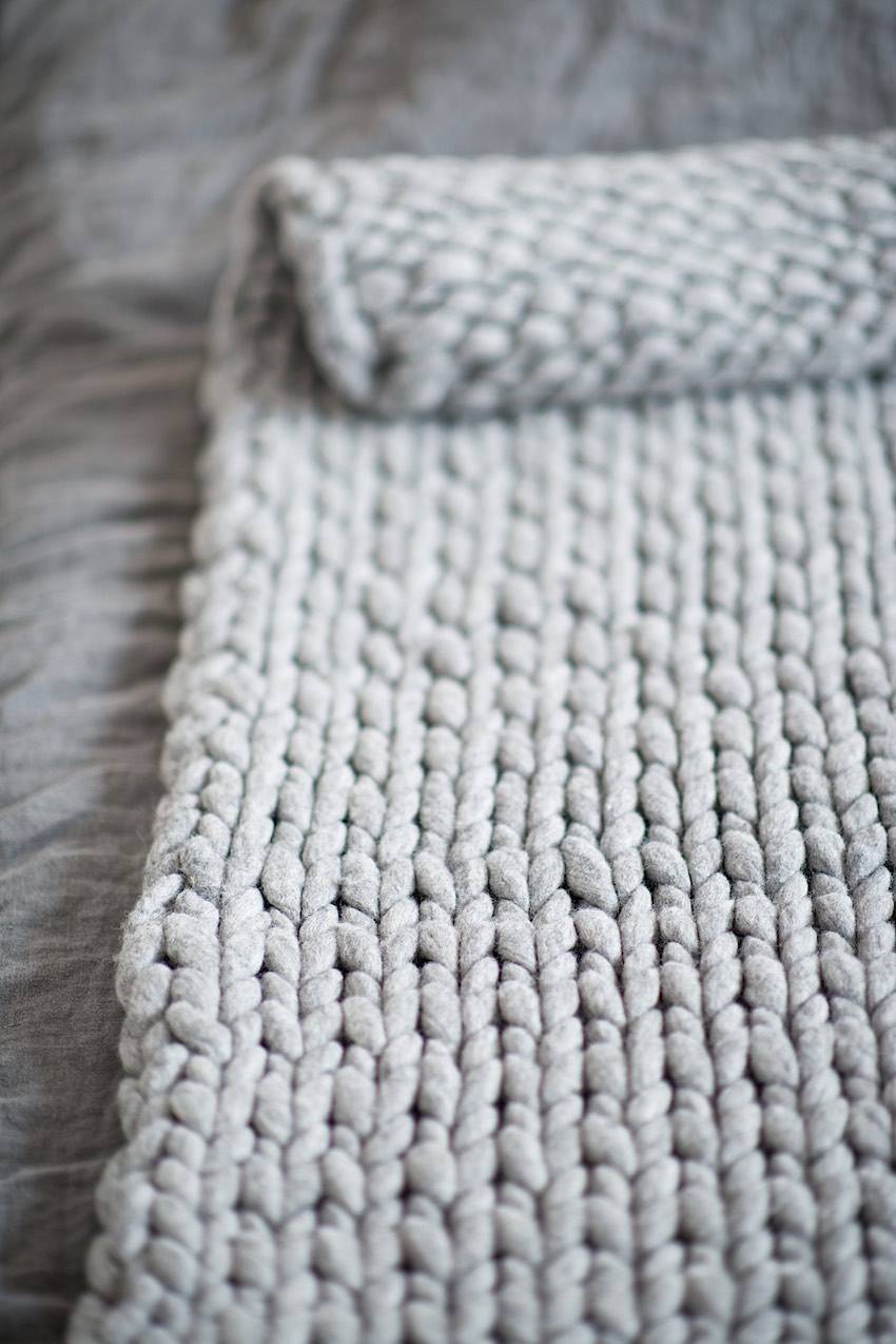 Easy DIY Chunky Knit Blankets to Cozy Up With Homelovr