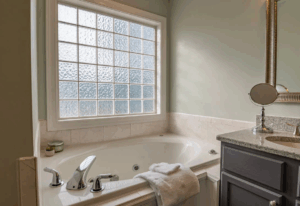 4 Tips For Managing Bathroom Leak Damage